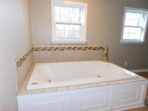 7518 Farmbrook Pl, Thomasville, NC 27360 photo 17