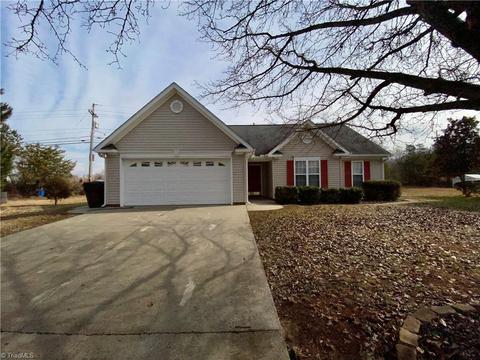 3825 Eagles View Ct, High Point, NC 27265 photo 2