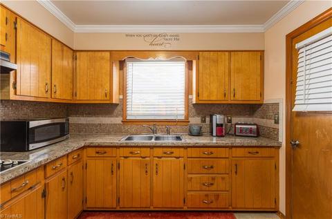 1504 Chatham Dr, High Point, NC 27265 photo 10