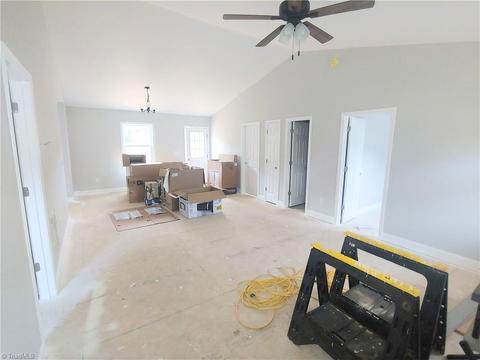 315 N 3rd Ave, Mayodan, NC 27027 photo 4