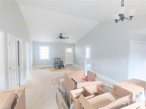 315 N 3rd Ave, Mayodan, NC 27027 photo 5