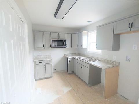 315 N 3rd Ave, Mayodan, NC 27027 photo 6