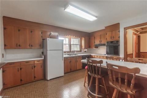 1070 E Pine St, Mount Airy, NC 27030 photo 5
