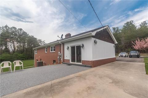 1070 E Pine St, Mount Airy, NC 27030 photo 15
