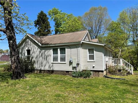 207 S 5th Ave, Mayodan, NC 27027 photo 6