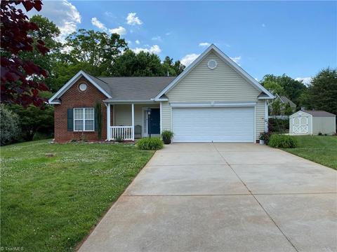 128 Dover Dr, King, NC 27021 photo 1