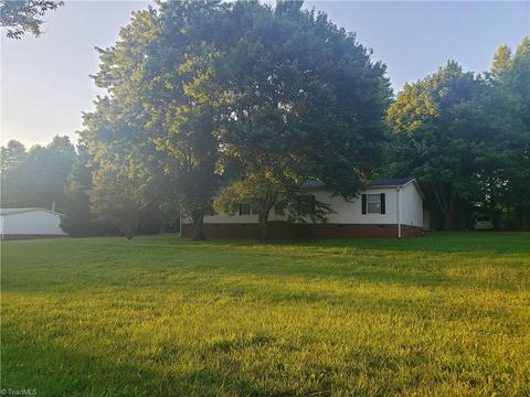 6908 Wright Rd, Thomasville, NC 27360 photo 2