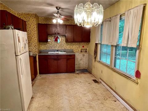 1708 Cedrow Dr, High Point, NC 27260 photo 3