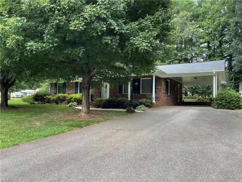 194 Circle Dr, Dobson, NC 27017 photo 3