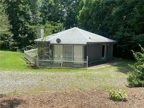 142 Trinity Dr, King, NC 27021 photo 1