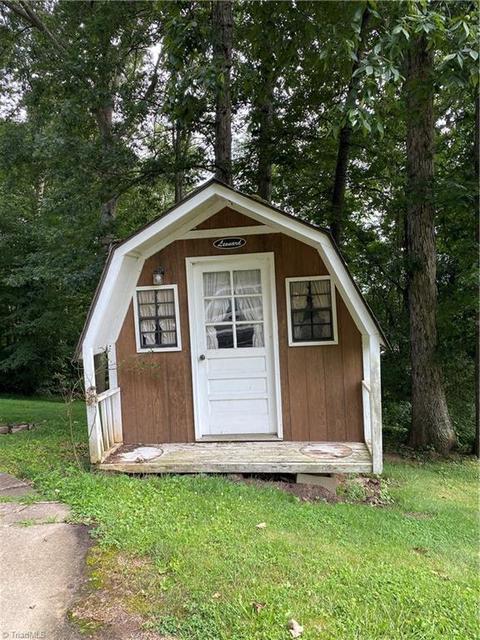 189 Locklear St, Mount Airy, NC 27030 photo 3