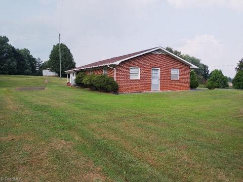 768 Cody Trl, Dobson, NC 27017 photo 4