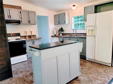 1050 Bowen Rd, Pinnacle, NC 27043 photo 2