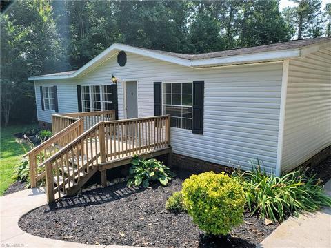 1050 Bowen Rd, Pinnacle, NC 27043 photo 1