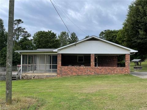 1332 Roy Tuttle Rd, Pinnacle, NC 27043 photo 2