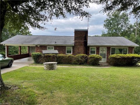 1332 Roy Tuttle Rd, Pinnacle, NC 27043 photo 1