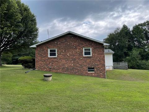 1332 Roy Tuttle Rd, Pinnacle, NC 27043 photo 4