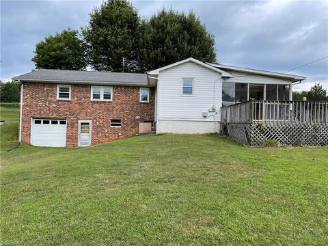 1332 Roy Tuttle Rd, Pinnacle, NC 27043 photo 3