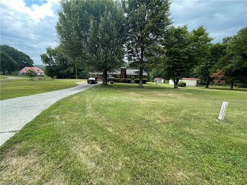 1332 Roy Tuttle Rd, Pinnacle, NC 27043 photo 5