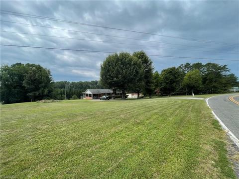 1332 Roy Tuttle Rd, Pinnacle, NC 27043 photo 6