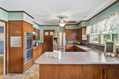 1502 Overbrook Ct, High Point, NC 27265 photo 10