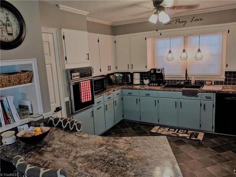 708 E Main St, Pilot Mountain, NC 27041 photo 4