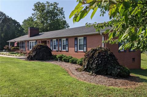 708 E Main St, Pilot Mountain, NC 27041 photo 13