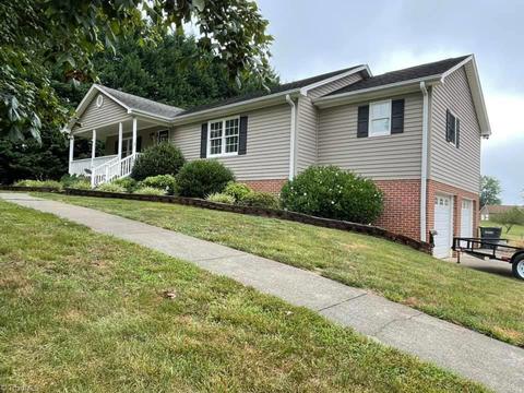 1025 Evergreen Ln, King, NC 27021 photo 2