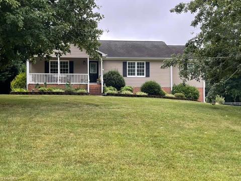 1025 Evergreen Ln, King, NC 27021 photo 3