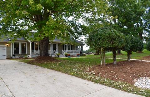 971 Long Hill Rd, Pilot Mountain, NC 27041 photo 4
