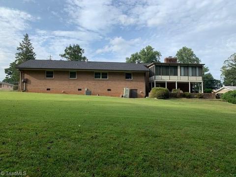 3204 Forestview Dr, High Point, NC 27260 photo 2