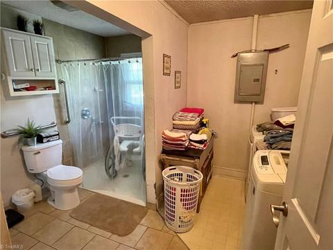 810 Trinity St, Thomasville, NC 27360 photo 3