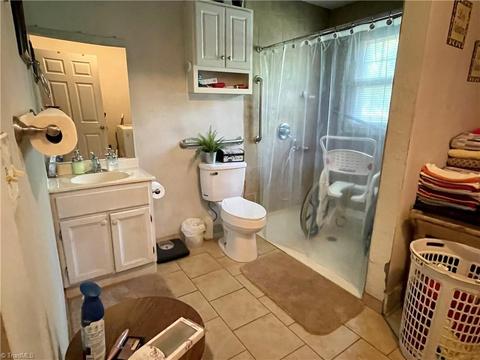 810 Trinity St, Thomasville, NC 27360 photo 2