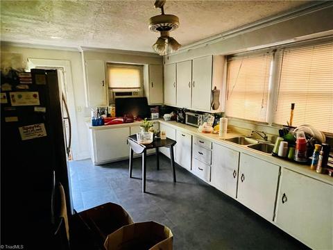 810 Trinity St, Thomasville, NC 27360 photo 5