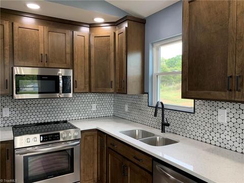 109 Highland Point Ave, Harmony, NC 28634 photo 4
