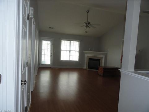 124 Castleton Dr, Thomasville, NC 27360 photo 9
