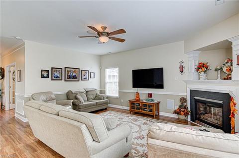 896 Hedgepath Ter, High Point, NC 27265 photo 9