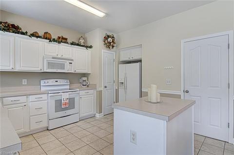 896 Hedgepath Ter, High Point, NC 27265 photo 17