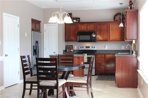 837 Hedgepath Ter, High Point, NC 27265 photo 9