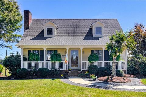 719 Corner Rd, Pinnacle, NC 27043 photo 1