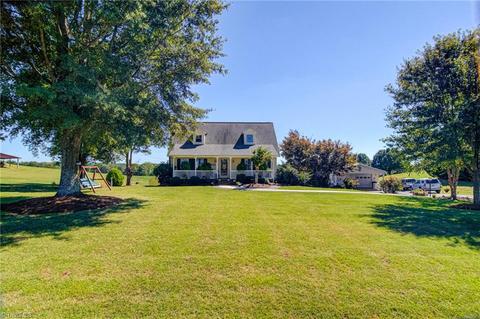 719 Corner Rd, Pinnacle, NC 27043 photo 2