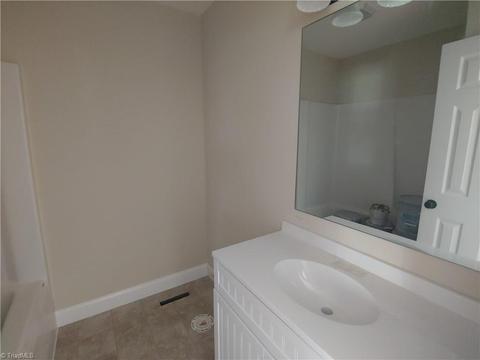 307 N 3rd Ave, Mayodan, NC 27027 photo 10