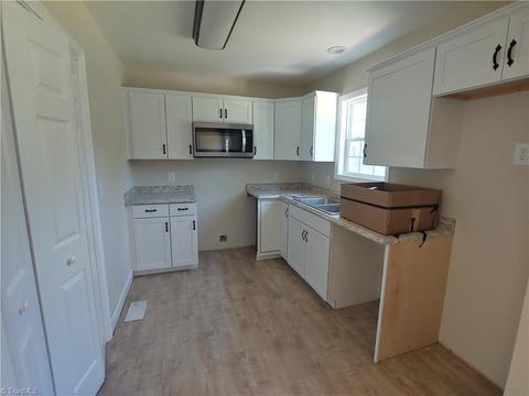 307 N 3rd Ave, Mayodan, NC 27027 photo 11