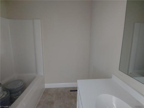 307 N 3rd Ave, Mayodan, NC 27027 photo 9