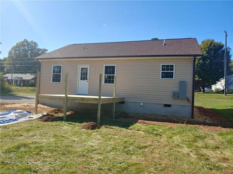 307 N 3rd Ave, Mayodan, NC 27027 photo 3