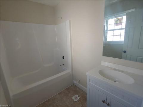 307 N 3rd Ave, Mayodan, NC 27027 photo 5