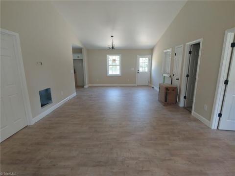 307 N 3rd Ave, Mayodan, NC 27027 photo 15