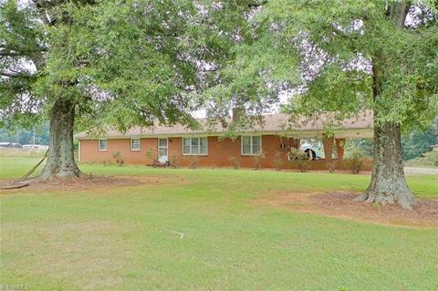 1592 County Line Rd, Harmony, NC 28634 photo 12