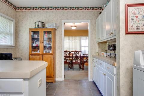 105 E Moore Ave, High Point, NC 27263 photo 9