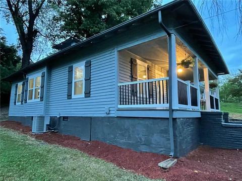123 E Spring St, Elkin, NC 28621 photo 4